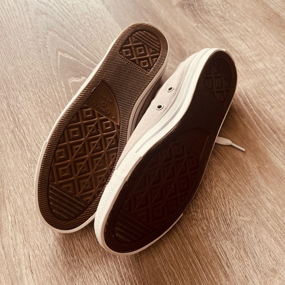 Womens converse size 6 never worn. List grey with pattern. - Picture 2 of 5